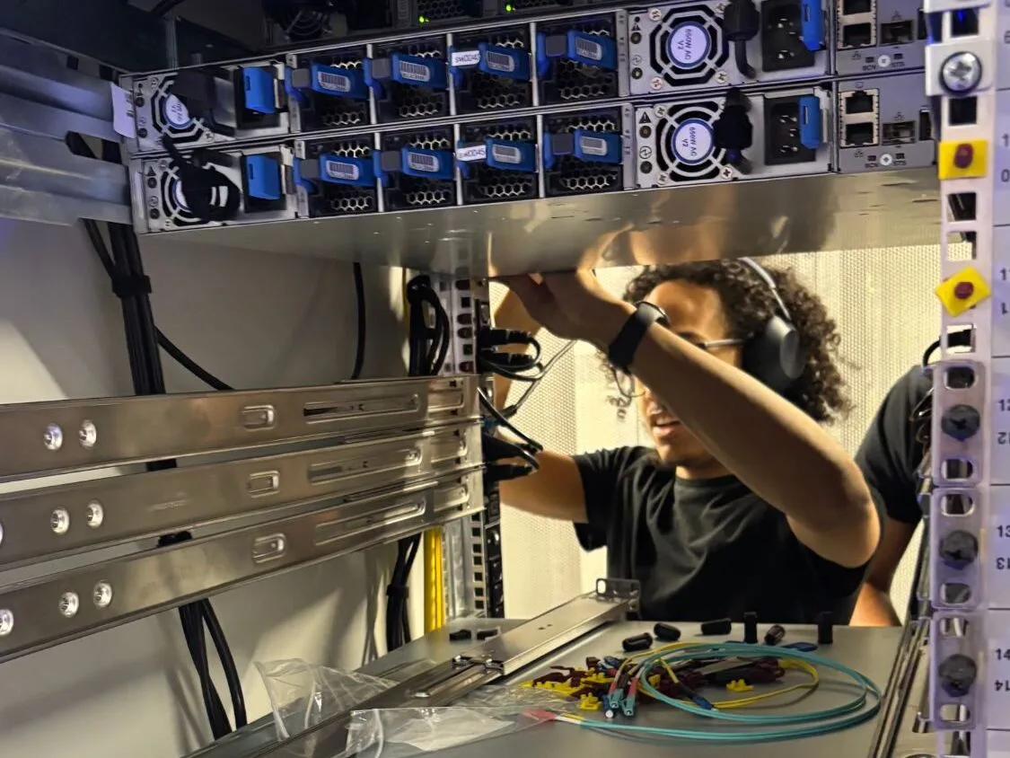 Onze engineer installeert een server in een rack